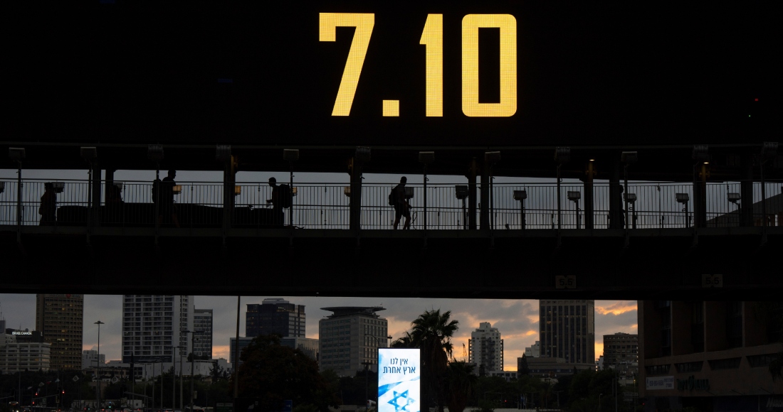 Gente cruzando un puente que muestra la fecha 7.10 en alusión al 7 de octubre, por el primer aniversario del ataque de Hamás a Israel, en Ramat Gan, Israel, el domingo 6 de octubre de 2024. 