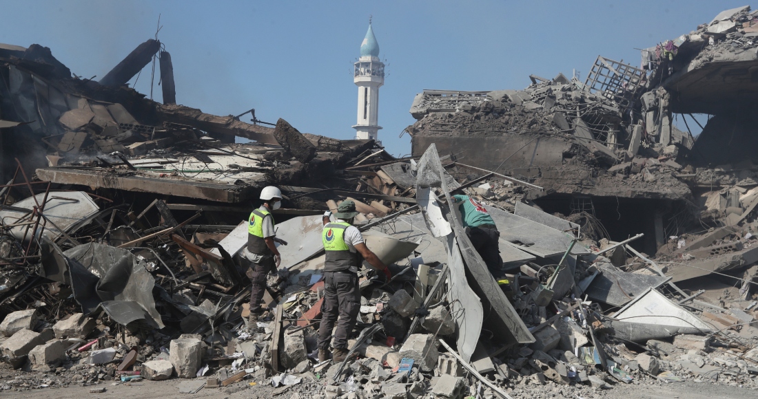 Rescatistas de Hezbollah buscan víctimas entre edificios destruidos en una calle comercial afectada el sábado por ataques aéreos israelíes, en la localidad de Nabatiyeh, en el sur de Líbano, el domingo 13 de octubre de 2024..