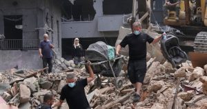 Vecinos de un edificio dañado por un ataque aéreo israelí regresan para recuperar las pertenencias de una familia en Beirut, Líbano, el sábado 12 de octubre de 2024.