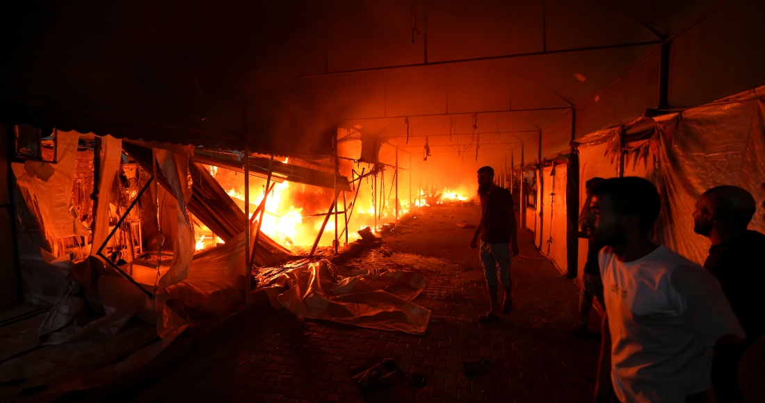 Palestinos reaccionan a un incendio tras un ataque israelí en una zona de carpas en el patio del Hospital Mártires de Al-Aqsa en Deir al Balah, Franja de Gaza, el lunes 14 de ctubre de 2024.