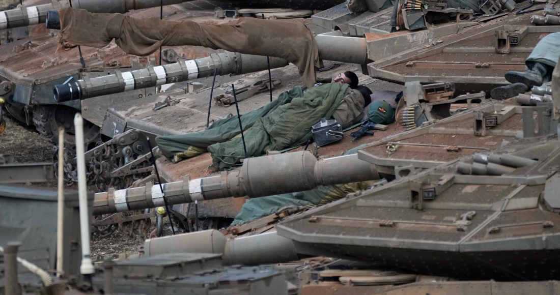 Soldados israelíes duermen en tanques en una zona de preparación en el norte de Israel, en cerca de la frontera con Líbano, el martes 1 de octubre de 2024.