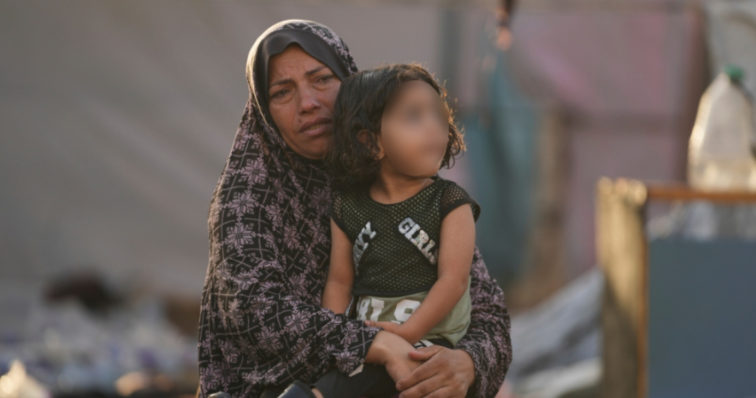 Palestinas miran a los daños provocados por un ataque israelí en un campamento en el patio del Hospital Mártires de Al Aqsa en Deir al Balah, Franja de Gaza, el lunes 14 de octubre de 2024. 