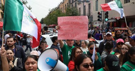 Trabajadores del Poder Judicial protestan afuera de Palacio Nacional.