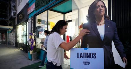 Emiliana Guereca, presidenta y fundadora de la Women's March Foundation, ajusta una imagen de la vicepresidenta Kamala Harris en Los Ángeles el 15 de octubre de 2024.