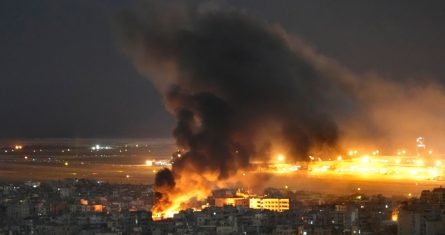 Llamas y humo se elevan tras un ataque aéreo israelí en Dahiyeh, al sur de Beirut, Líbano, el 20 de octubre de 2024.