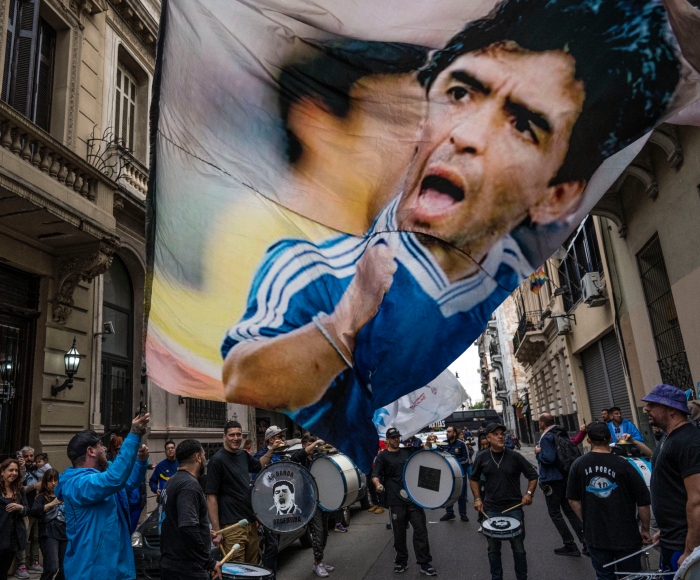 Un grupo de aficionados se reúnen para celebrar el aniversario de la "Mano de Dios" y el "Gol del Siglo" anotados por el mítico Diego Maradona ante Inglaterra en las semifinales del Mundial de 1986, el sábado 22 de junio de 2024, en Buenos Aires. 