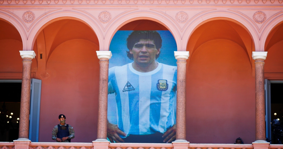 Un afiche gigante del fallecido futbolista argentino Diego Maradona en el balcón de la casa presidencial de Buenos Aires, el 26 de noviembre de 2020.