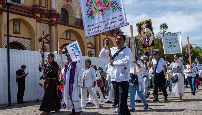 El Padre Marcelo Pérez Pérez, Párroco de la Diócesis de San Cristobal de Las Casas. marcho con pobladores en un la que pidieron por la paz en este municipio.