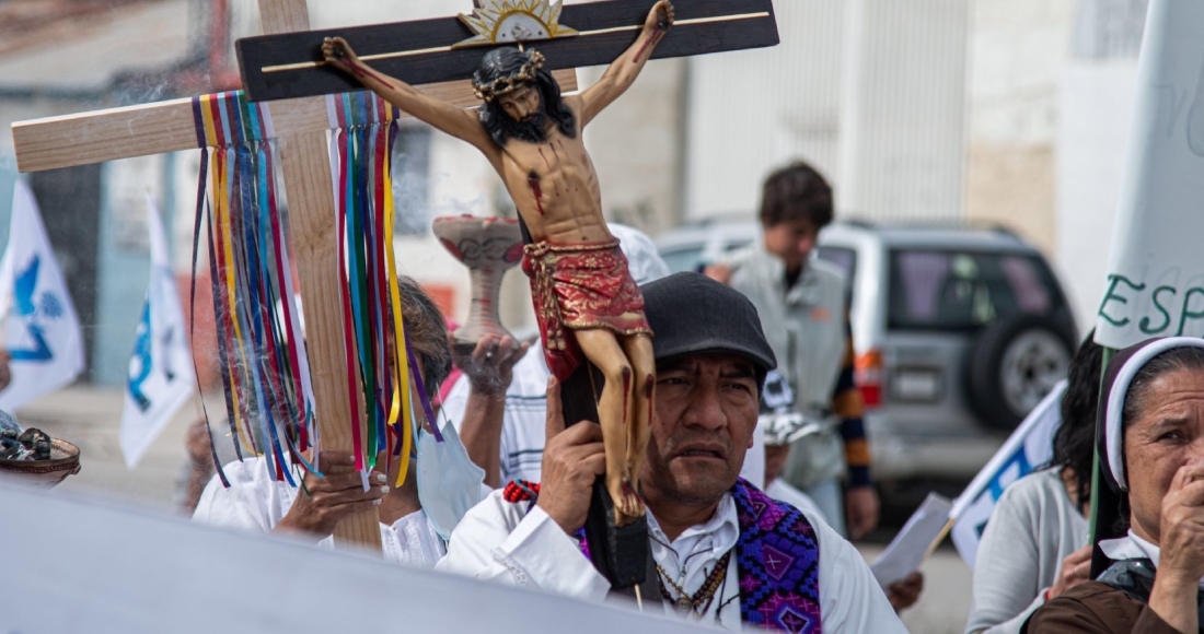 El Padre Marcelo Pérez Pérez, Párroco de la Diócesis de San Cristobal de Las Casas. marcho con pobladores en un la que pidieron por la paz en este municipio.