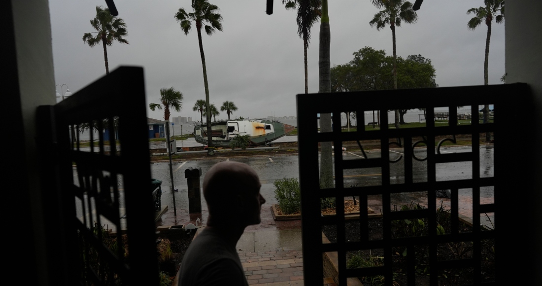 Christian Burke, en la puerta de su casa, donde tiene previsto esperar el paso del huracán Milton junto a su madre y su tía, en un tercer piso con vistas a la bahía de Tampa, en Gulfport, Florida, el 9 de octubre de 2024. 