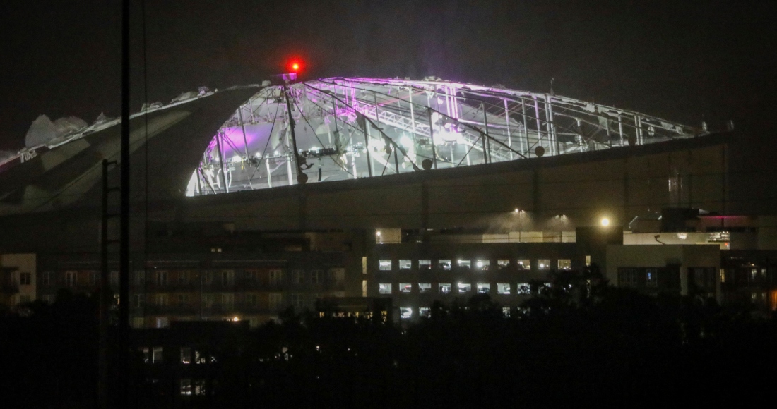 El techo del Tropicana Field, el estadio de los Rays de Tampa Bay de la MLB, parece mostrar graves daños tras el paso del huracán Milton, el 10 de octubre de 2024, en St. Petersburg, Florida. 