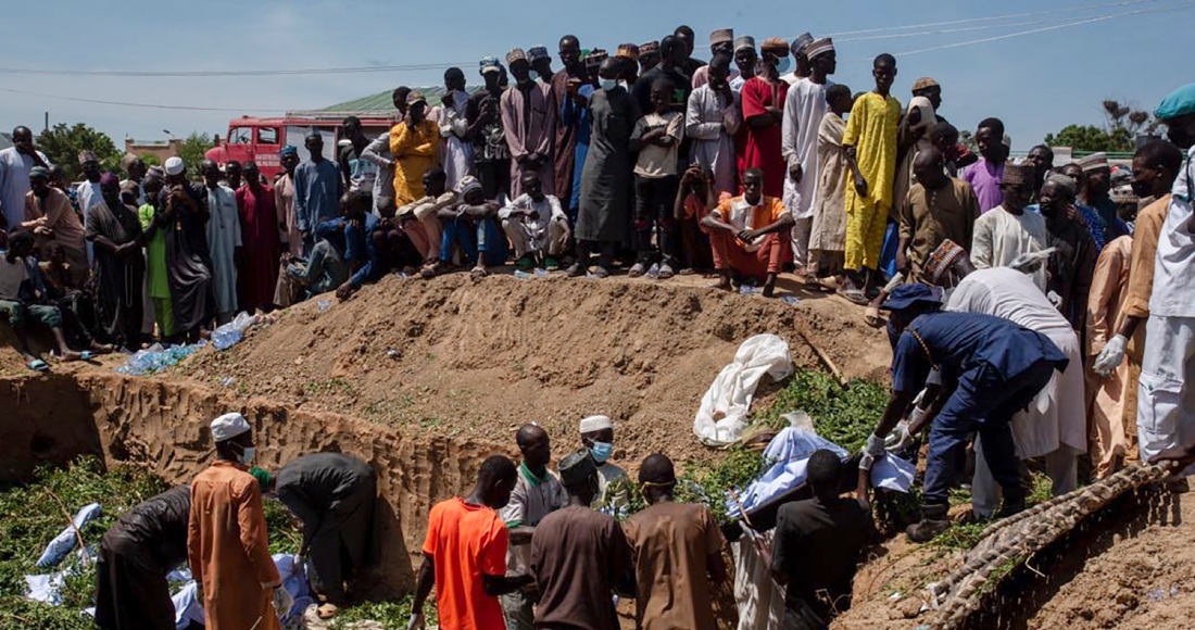 Varias personas preparan los cuerpos para su funeral tras la explosión de un camión de combustible en la ciudad de Majiya, Nigeria, el miércoles 16 de octubre de 2024.