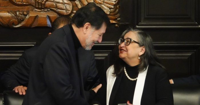 Gerardo Fernández Noroña, presidente de la mesa directiva en el Senado de la República, y Norma Piña, presidenta de la Suprema Corte de Justicia de la Nación, se saludaron durante la Sesión Solemne en conmemoración de CXI Aniversario Luctuoso de Belisario Domínguez, realizada en el Senado de la República, casa Xicoténcatl.