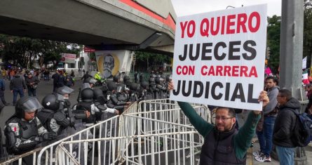 Trabajadores del Poder Judicial están encapsulados y algunos al margen de las rejas que fueron colocados por la Secretaría de Seguridad Ciudadana para resguardar las inmediaciones de la Cámara de Diputados.