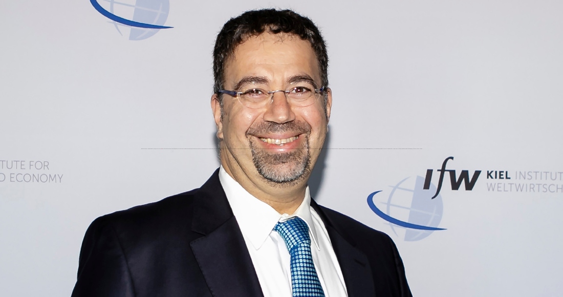 Daron Acemoglu, del Massachusetts Institute of Technology, sonríe para una foto el 22 de junio de 2019 en Kiel, Alemania. Acemoglu, Simon Johnson y James A. Robinson ganaron el Nobel de Economía por su investigación sobre los motivos por los que unos países prosperan y otros fracasan. 