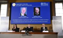 John Hopfield y Geoffrey Hinton, aparecen en la pantalla en una conferencia de prensa en la que se anuncia que han ganado el Nobel de Física. En el centro aparece Hans Ellergren, secretario permanente de la Academia Sueca de Ciencias en Estocolmo, el martes 8 de octubre de 2024.