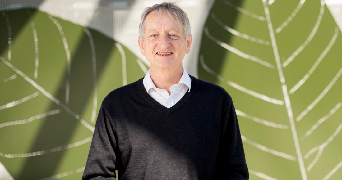 El científico de computación Geoffrey Hinton posa en la sede de Google en Mountain View, California, el miércoles 25 de marzo de 2015.