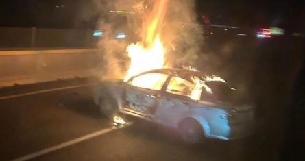 El automóvil con los cadáveres lo abandonaron a la altura del arco de seguridad de Huejotzingo. Tras sofocar el fuego, los socorristas reportaron que se trataba de un vehículo tipo sedán Aveo, color gris. Y en su interior había tres cuerpos calcinados.