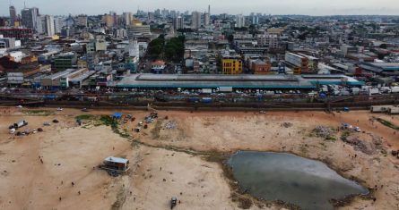 Parte del río Negro se ve seco en el puerto en Manaos, en el estado de Amazonas, Brasil, el viernes 4 de octubre de 2024, en medio de una fuerte sequía.