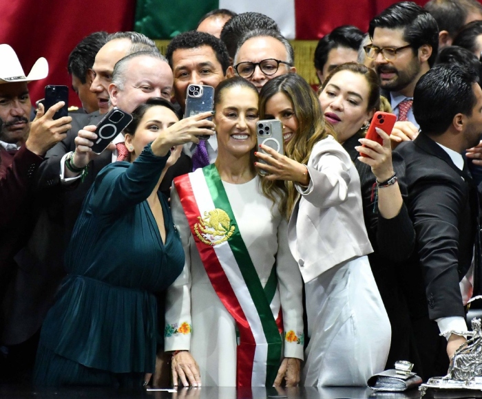  Claudia Sheinbaum, luego de tomar protesta como Presidenta Constitucional de los Estados Unidos Mexicanos, durante la sesión de Congreso General realizada en la Cámara de Diputados. 