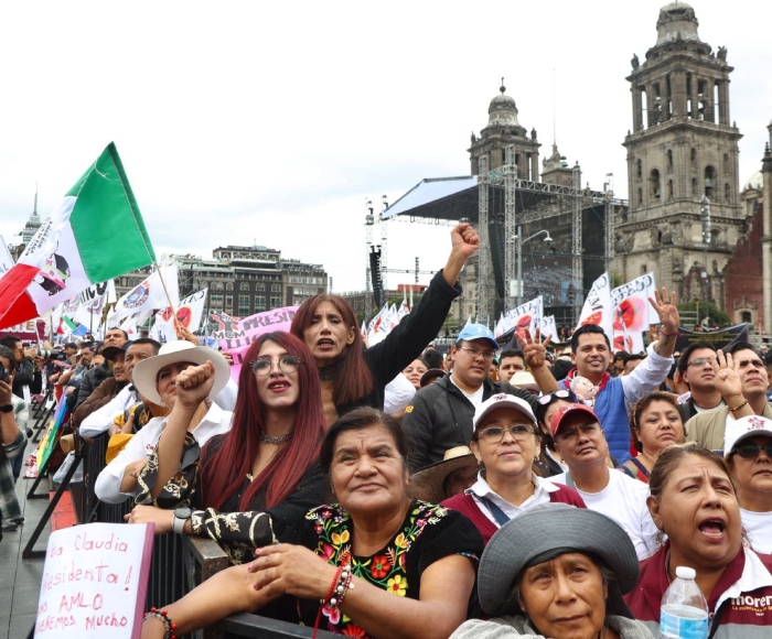 Simpatizantes a la Presidenta Claudia Sheinbaum, previo a la ceremonia de los pueblos indígenas y el pueblo afromexicano para la entrega del Bastón de Mando, en la plancha del zócalo de la Ciudad de México.