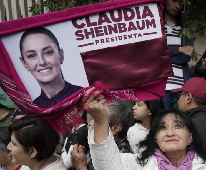 Partidarios se reúnen frente a la casa de Claudia Sheinbaum antes de que ella preste juramento como presidenta en la Ciudad de México, el martes 1 de octubre de 2024. 