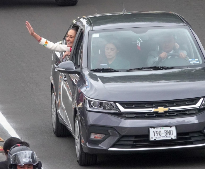 Claudia Sheinbaum, Presidenta de México, se dirige a Palacio Nacional tras tomar protesta constitucional al cargo que habrá de desempeñar por los próximos seis años. Arriba de su auto saludo a sus simpatizantes desde la ventanilla. 