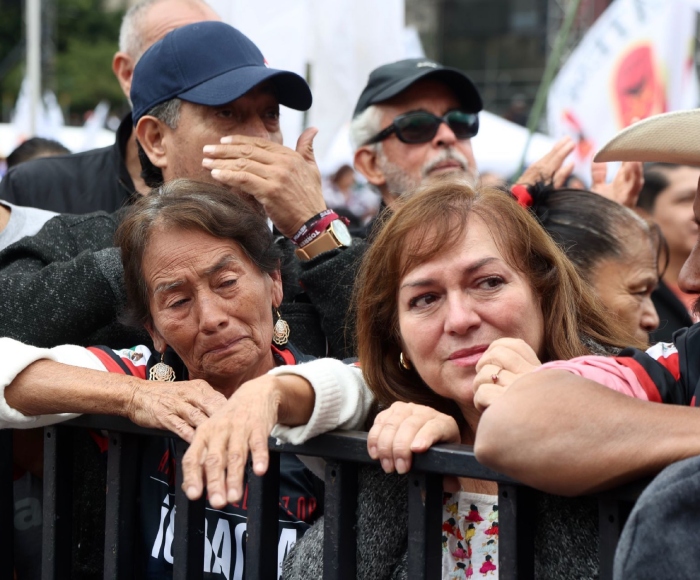  Mujeres lloran durante las arengas al presidente Andrés Manuel López Obrador previo a la ceremonia de los pueblos indígenas y el pueblo afromexicano para la entrega del Bastón de Mando a la nueva presidenta Claudia Sheinbaum, en la plancha del zócalo de la Ciudad de México.