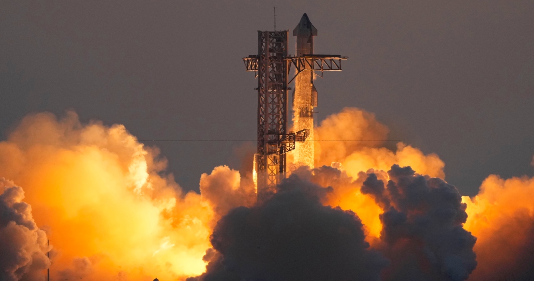 El megacohete Starship de SpaceX despega desde la Starbase para un vuelo de prueba, el 13 de noviembre de 2024, en Boca Chica, Texas.