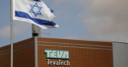 Una bandera israelí frente al edificio de la farmacéutica Teva en Neot Hovav, Israel, el 14 de diciembre de 2017.