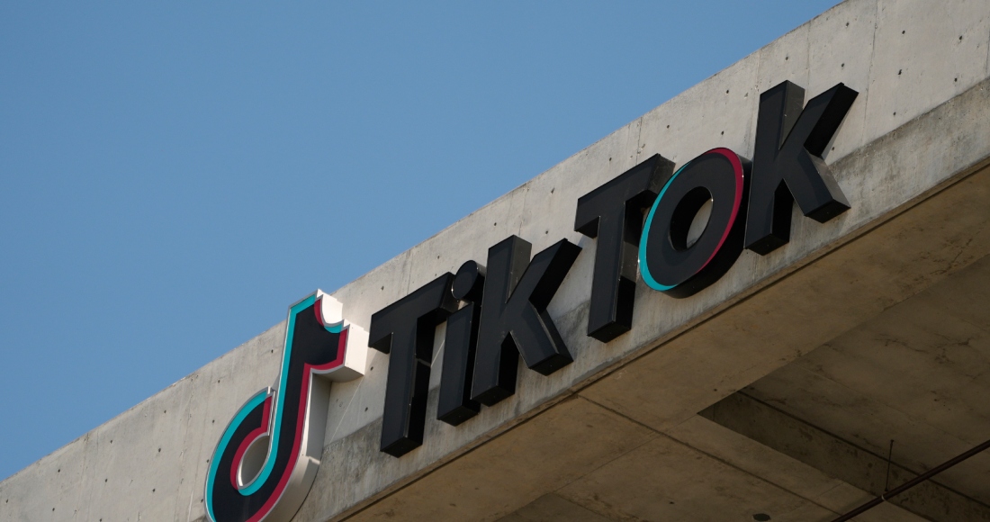 El logotipo de TikTok aparece en su edificio de Culver City, California, el 11 de marzo de 2024.