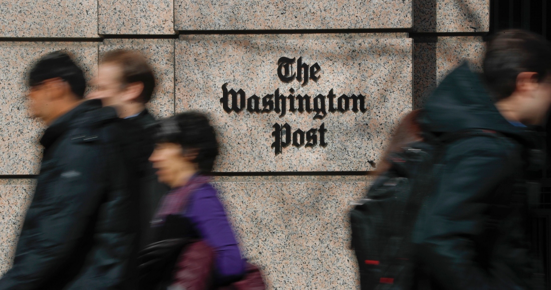 Varias personas pasan junto al edificio One Franklin Square, sede del periódico The Washington Post, el 21 de febrero de 2019, en el centro de Washington.