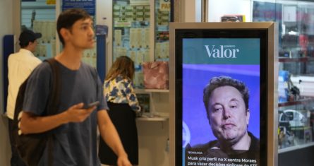 Un cartel publicitario muestra una foto de Elon Musk en un centro comercial de Brasilia, Brasil, el lunes 2 de septiembre de 2024.