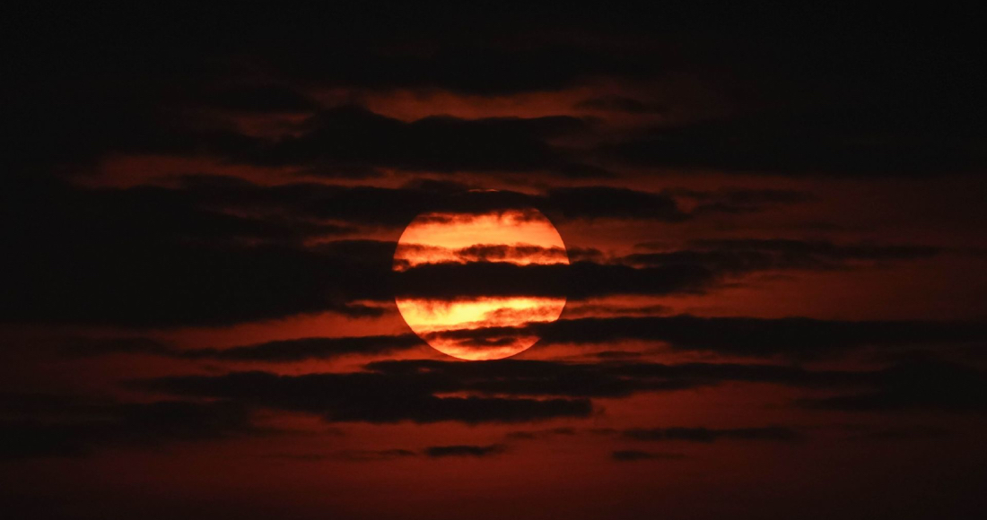 sol al amanecer en un día de calor