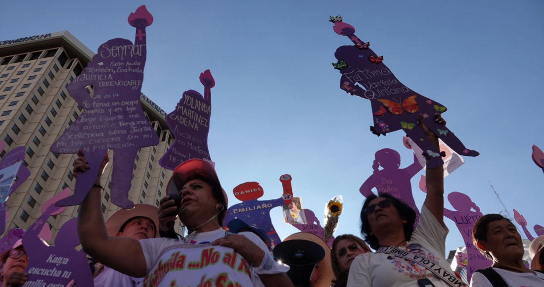 Decenas de mujeres y madres de víctimas de feminicidio marcharon para exigir justicia en el marco del Día Internacional de la Eliminación de la Violencia contra la Mujer en la Glorieta de las Mujeres que Luchan hacia el Zócalo capitalino.