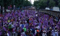 Decenas de mujeres y madres de víctimas de feminicidio marcharon para exigir justicia en el marco del Día Internacional de la Eliminación de la Violencia contra la Mujer en la Glorieta de las Mujeres que Luchan hacia el Zócalo capitalino.