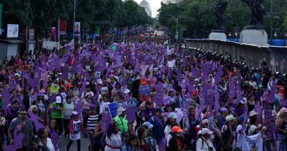 Decenas de mujeres y madres de víctimas de feminicidio marcharon para exigir justicia en el marco del Día Internacional de la Eliminación de la Violencia contra la Mujer en la Glorieta de las Mujeres que Luchan hacia el Zócalo capitalino.