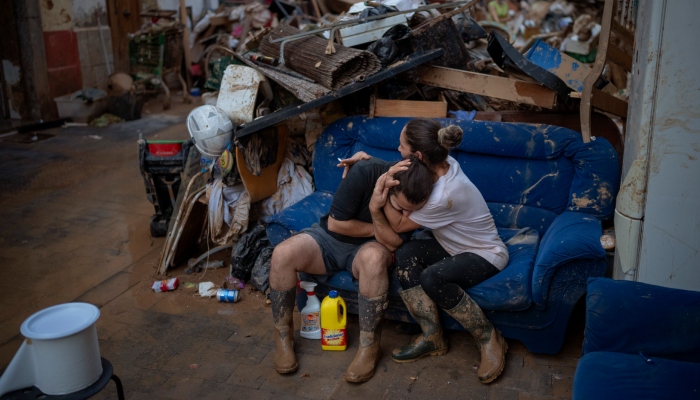 Tania abraza a su cuñado Baruc tras rescatar algunas de sus pertenencias de su casa inundada, el martes 5 de noviembre de 2024, en Paiporta, cerca de Valencia, España. 