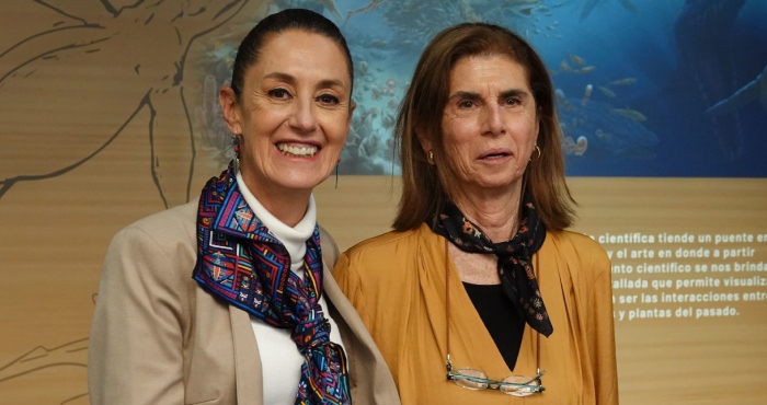 La Presidenta Claudia Sheinbaum Pardo junto a su madre, la doctora Annie Pardo Cemo.