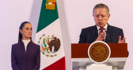 Arturo Zaldívar, Ministro en retiro, habla en la conferencia de prensa de la Presidenta Claudia Sheinbaum.