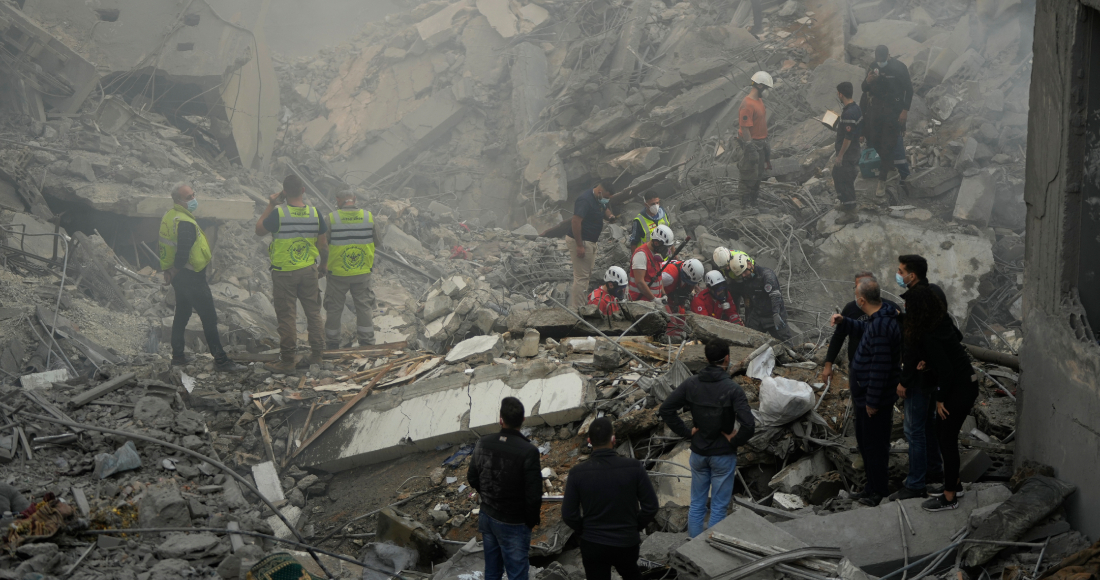 Trabajadores de rescate y otras personas buscan víctimas en el sitio de un ataque aéreo israelí que impactó el centro de Beirut, Líbano.