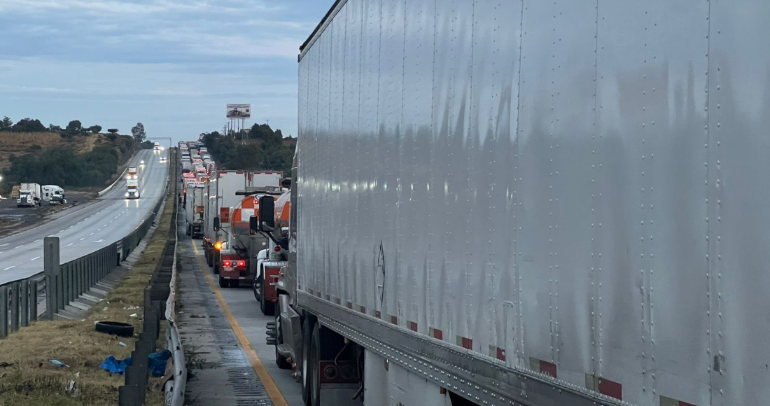 Siguen las filas kilométricas de automóvilesa pesar de que se reestableció la criculación en la autopista México-Querétaro