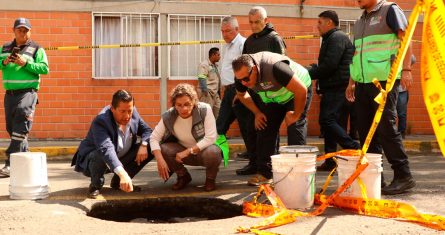 autoridades-de-la-cdmx-analizando-una-toma-clandestina-de-combustible