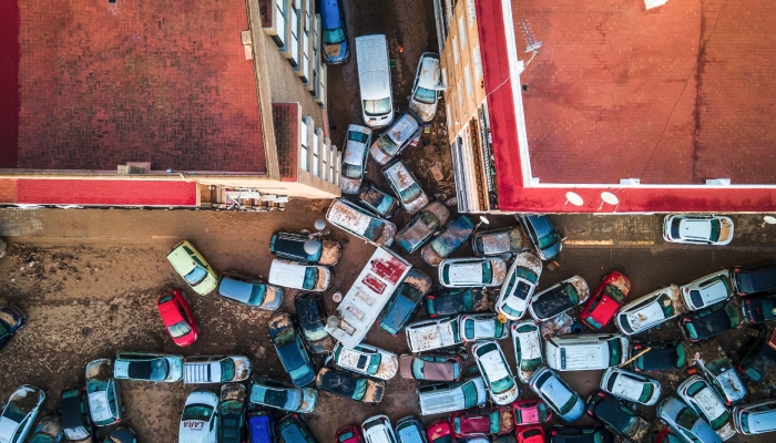 Vehículos se apilan en las calles tras inundaciones provocadas por una tormenta que dejó cientos de muertos y desaparecidos, el sábado 2 de noviembre de 2024, en Alfafar, región de Valencia, España. 