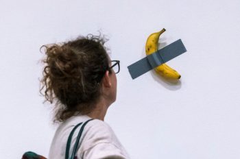 UIna banana adherida a una pared con cinta adhesiva