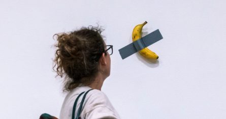 UIna banana adherida a una pared con cinta adhesiva