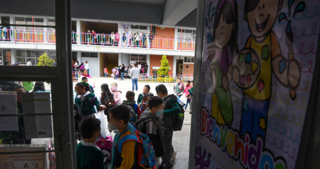 Estudiantes de primaria en un receso.