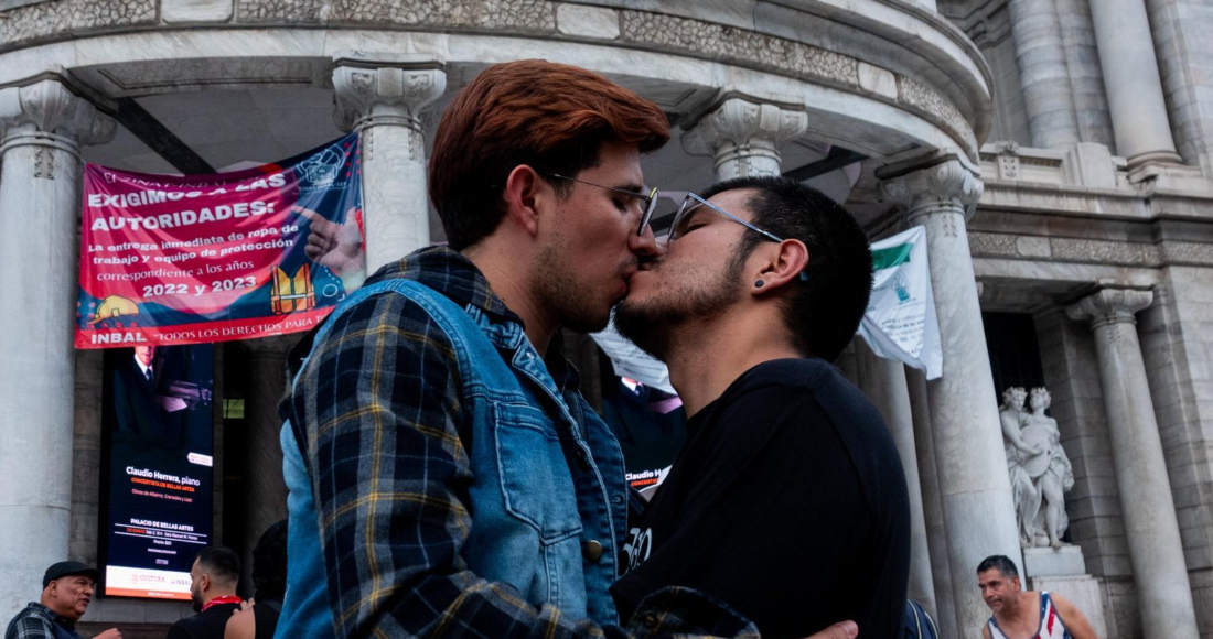 Una pareja homosexual se besa frente al Palacio de Bellas Artes