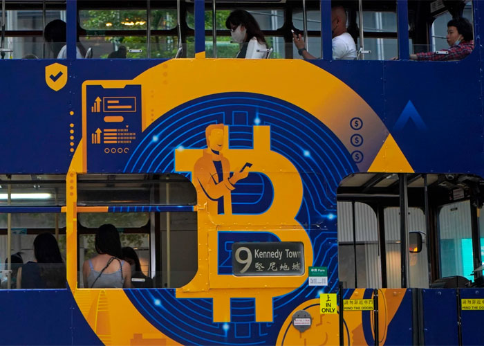 Logo de bitcoin en un transporte público