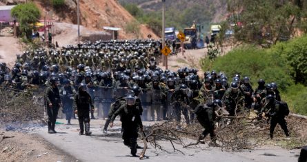 La policía despeja una carretera bloqueada por partidarios del expresidente Evo Morales, para evitar que enfrente una investigación penal por acusaciones de abuso de una menor mientras estaba en el cargo, en Parotani, Bolivia, el viernes 1 de noviembre de 2024.